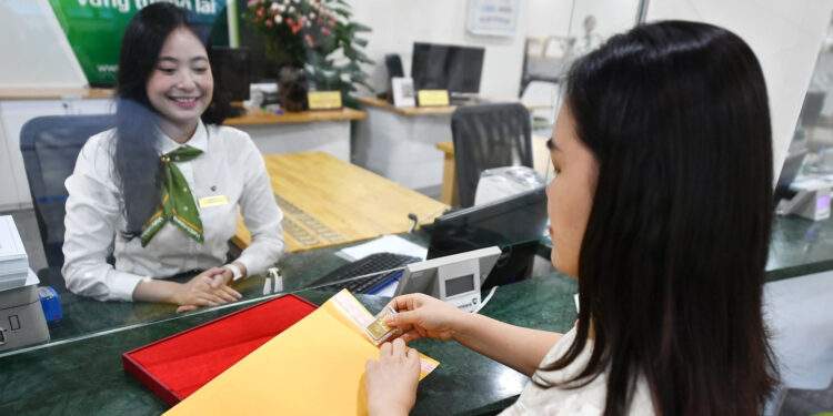 200 triệu nên gửi tiết kiệm hay đầu tư vàng, chứng khoán để sinh lời?