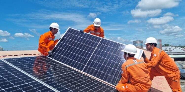“Biệt đãi” tới 2-3 triệu đồng cho hộ dân lắp điện mặt trời mái nhà