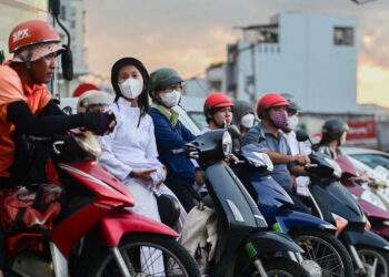 Chuyển xe xăng sang xe máy điện: Ai hưởng lợi?