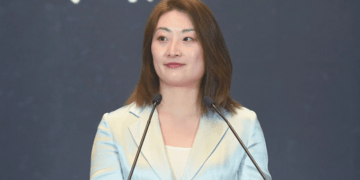 Court freezes $1.8B bank account at center of inheritance battle between Chinese beverage giant Wahaha's heiress Kelly Zong and half-siblings