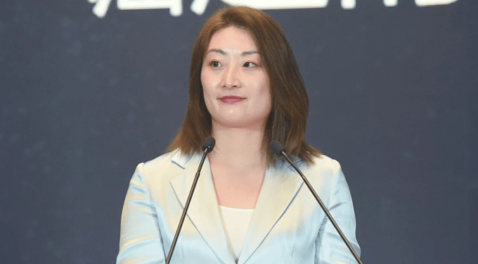 Court freezes $1.8B bank account at center of inheritance battle between Chinese beverage giant Wahaha's heiress Kelly Zong and half-siblings