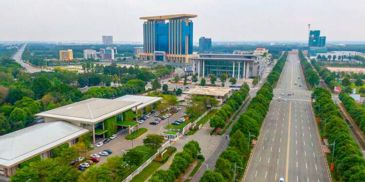 Đại bàng toàn cầu tìm “tổ” tại các trung tâm công nghiệp (Bài 4)