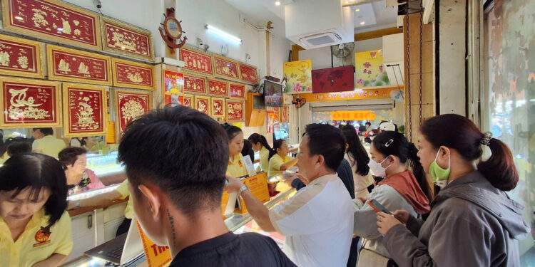 Dân đổ xô đi mua vàng, cửa hàng ở TPHCM phải 'chặn' bớt người xếp hàng