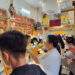 Dân đổ xô đi mua vàng, cửa hàng ở TPHCM phải 'chặn' bớt người xếp hàng