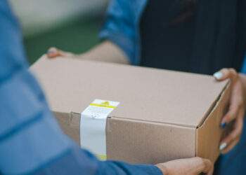E-commerce boom leaves small sellers behind