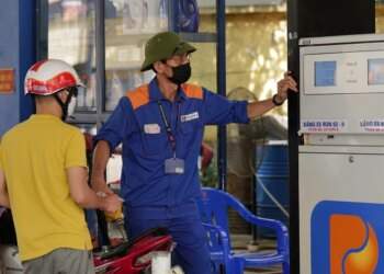 Gasoline prices fall marginally after 2 weeks rising