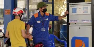 Gasoline prices fall marginally after 2 weeks rising