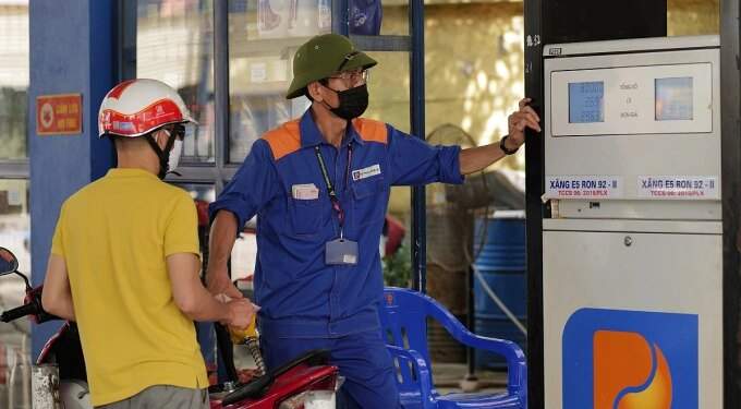Gasoline prices fall marginally after 2 weeks rising