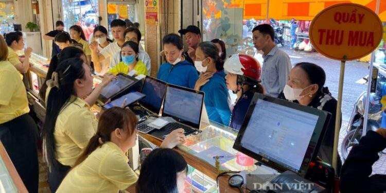Giá vàng SJC “ngược đường” khi Nhà nước bỏ độc quyền vàng miếng: “Vì đâu nên nỗi”?