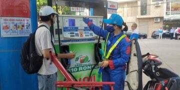Giá xăng dầu hôm nay 2/8: Lao dốc cực mạnh