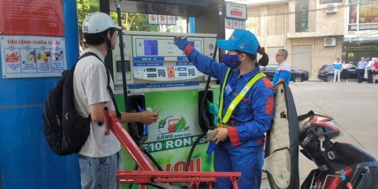 Giá xăng dầu hôm nay 2/8: Lao dốc cực mạnh
