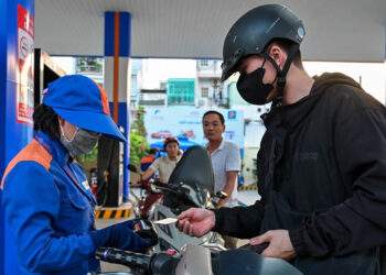 Giá xăng nóng trở lại, RON 95 vượt 20.000 đồng/lít