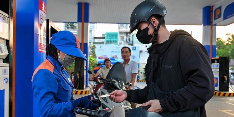 Giá xăng nóng trở lại, RON 95 vượt 20.000 đồng/lít