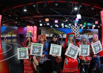 Giới trẻ nô nức cosplay nhân vật game Việt ở triển lãm Thành tựu đất nước