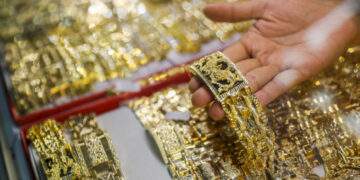 Gold prices near record high