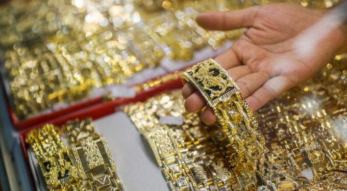 Gold prices near record high