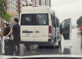 Hành khách Hà Nội chật vật gọi xe công nghệ sau mưa lớn