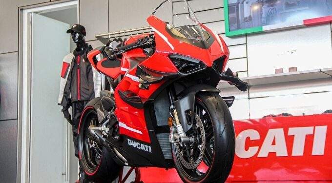 Italian motorcycle brand Ducati suspends Vietnam sales, looks for new distributor