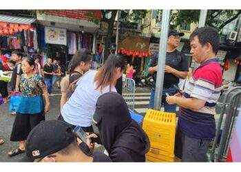 Người dân choáng váng với giá ghế nhựa và chai nước trong diễu binh diễu hành