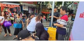 Người dân choáng váng với giá ghế nhựa và chai nước trong diễu binh diễu hành