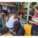 Người dân choáng váng với giá ghế nhựa và chai nước trong diễu binh diễu hành