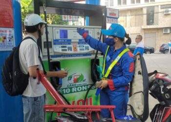 Người hồ hởi, người dè dặt