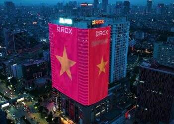 ROX Tower rực rỡ cờ hoa, lan tỏa tinh thần tự hào Việt Nam