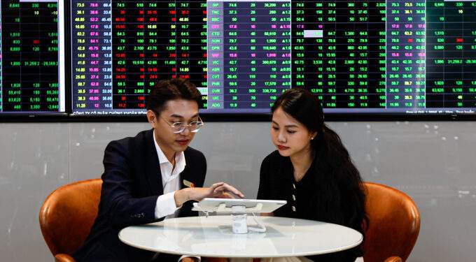 Stocks close above 1,600 points for the first time