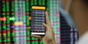 Stocks close session below historic level