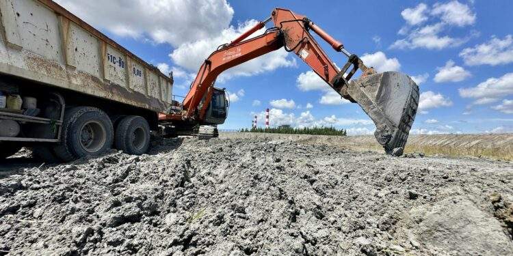 Bãi chứa 3,7 triệu tấn tro xỉ thành mỏ vật liệu triệu đô