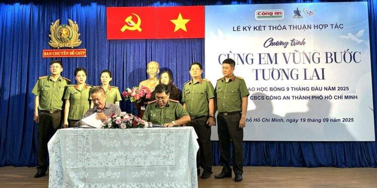 Ban Chuyên đề Công an TP.HCM và Tân Hiệp Phát ký chương trình học bổng hơn 9 tỉ đồng
