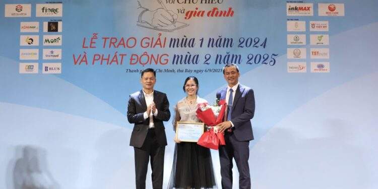 Báo Phụ nữ trao giải viết về 'Doanh nhân với chữ hiếu và gia đình'