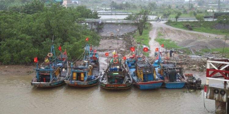 Bão số 10: Thuyền viên mất tích, giao thông bị ảnh hưởng
