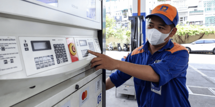 Bất ngờ trong nước xăng giảm, dầu tăng trái chiều