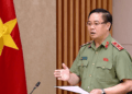 Trung tướng Phạm Công Nguyên, Cục trưởng Cục Pháp chế và cải cách hành chính tư pháp (Bộ Công an) trình bày về dự thảo Nghị quyết của Chính phủ về sử dụng chung công trình hạ tầng kỹ thuật, cơ sở viễn thông - Ảnh: VGP.