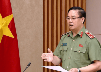 Trung tướng Phạm Công Nguyên, Cục trưởng Cục Pháp chế và cải cách hành chính tư pháp (Bộ Công an) trình bày về dự thảo Nghị quyết của Chính phủ về sử dụng chung công trình hạ tầng kỹ thuật, cơ sở viễn thông - Ảnh: VGP.