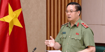 Trung tướng Phạm Công Nguyên, Cục trưởng Cục Pháp chế và cải cách hành chính tư pháp (Bộ Công an) trình bày về dự thảo Nghị quyết của Chính phủ về sử dụng chung công trình hạ tầng kỹ thuật, cơ sở viễn thông - Ảnh: VGP.