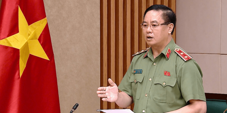 Trung tướng Phạm Công Nguyên, Cục trưởng Cục Pháp chế và cải cách hành chính tư pháp (Bộ Công an) trình bày về dự thảo Nghị quyết của Chính phủ về sử dụng chung công trình hạ tầng kỹ thuật, cơ sở viễn thông - Ảnh: VGP.