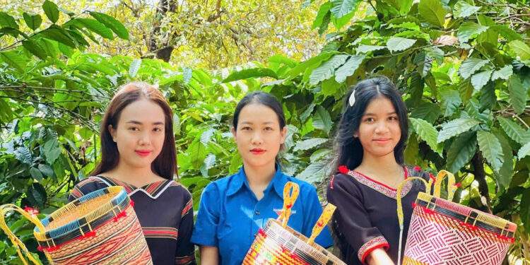 Cô gái Gia Rai xinh đẹp giữ hồn tre nứa, thắp lửa khởi nghiệp