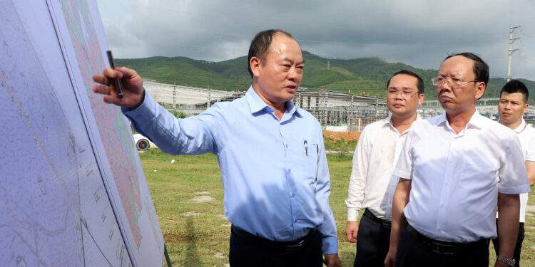 Trưởng Ban Quản lý Khu kinh tế Đông Nam Nghệ An báo cáo tại hiện trường dự án Khu công nghiệp Hoàng Mai II