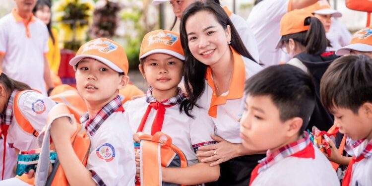 Doanh nhân TP.HCM lái xe tặng quà cho học sinh nghèo miền Tây
