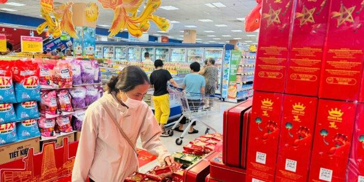 Từ nay đến hết tháng 9, các hệ thống siêu thị đồng loạt chú trọng giảm giá các mặt hàng phục vụ Tết Trung thu.