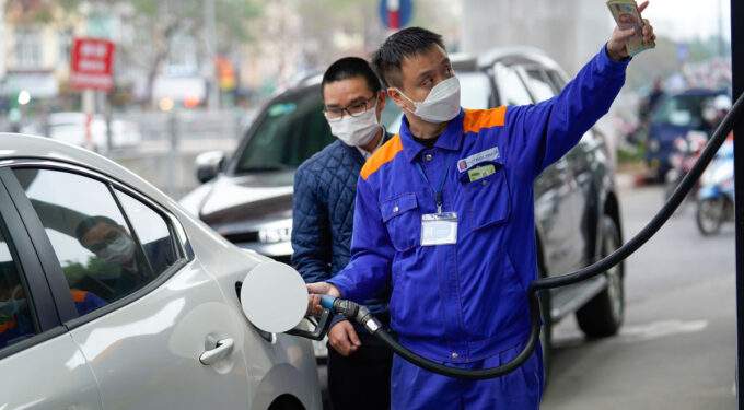 Gasoline prices tumble to 5-week bottom