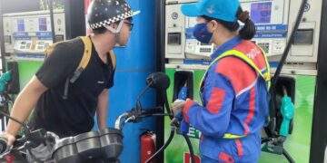 Giá xăng dầu hôm nay 27/8: Lao dốc không phanh