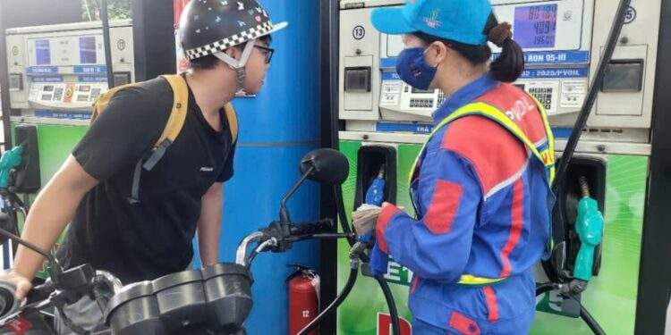 Giá xăng dầu hôm nay 27/8: Lao dốc không phanh