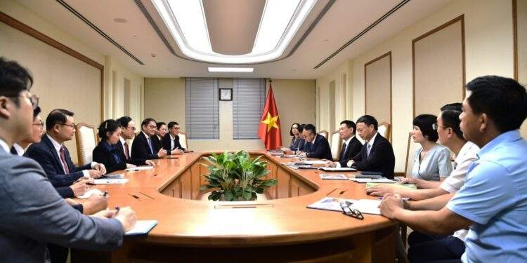 Hyundai Rotem seeks cooperation with Vietnam on high-speed railway development