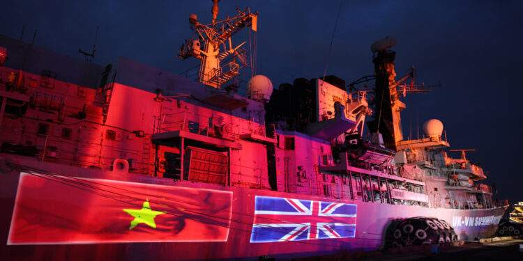 Cập cảng Nhà Rồng (TP.HCM) sáng ngày 22/09/2025, tàu hộ vệ đa nhiệm HMS Richmond của Hải quân Hoàng gia Anh, bắt đầu chuyến thăm hữu nghị TP.HCM. Chuyến thăm diễn ra đúng dịp Anh và Việt Nam kỷ niệm 15 năm thiết lập quan hệ Đối tác Chiến lược, nhấn mạnh cam kết ngoại giao và sự củng cố hợp tác an ninh, quốc phòng (Ảnh: Nguyễn Hoàng).