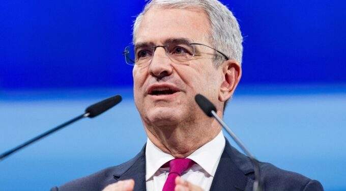Nestle sacks CEO over office relationship