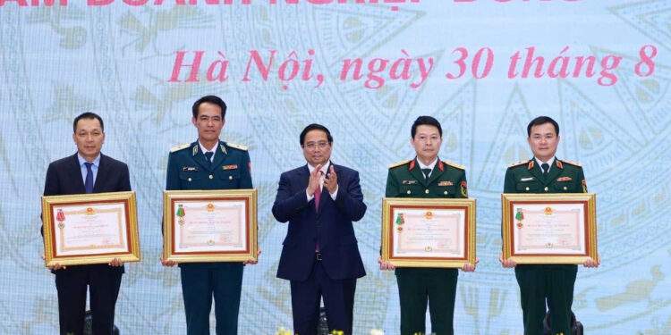 Ngân hàng MB nhận Huân chương Bảo vệ Tổ quốc hạng Nhất 