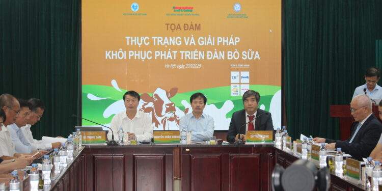 Quang cảnh toạ đàm. Ảnh Chu Khôi.
